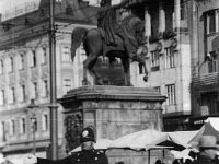 Trg bana Jelačića 1928. godine. Policajac.jpg
